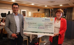 Tobias Belesnai überreicht den Preis an Sieglinde Kurz