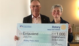 Präsident Kurt Schrödel überreicht Heide Ruopp den Rotarypreis 2023