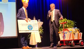 Präsident Klaus Belzner übergibt den Spendenscheck und das Gastgeschenk an Franz Mair, Präsident vom RC Schwaz
