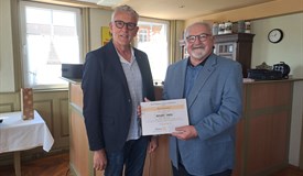 Rotary Präsident Werner Meiser (li) übergibt die Urkunde an Manfred Koch