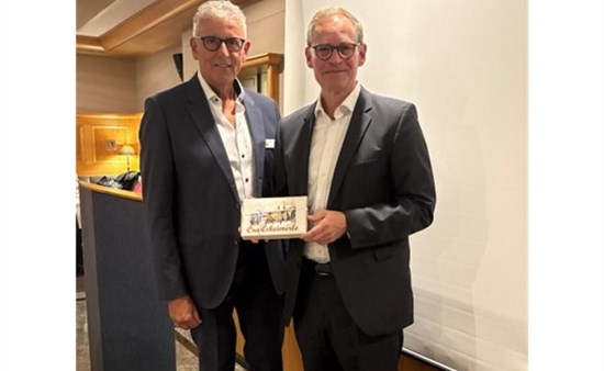 Werner Meiser, Präsident der Crailsheimer Rotarier, bedankt sich bei Michael Müller für den Besuch.
